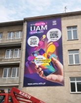 Druk i montaż reklamy wielkoformatowej na budynku.