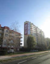 Reklama wielkoformatowa na budynku, druk na banerze.