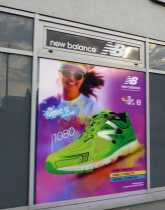 Wydruk na folii samoprzylepnej. Oklejanie witryn sklepowych.