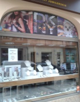 Folia one way vision. Grafika reklamowa na szybie salonu sprzedaży.