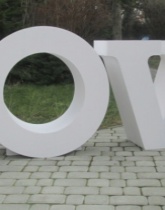 Napis LOVE ze styroduru z licem z białego pvc. Wysokość 100 cm, grubość 40 cm.