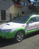 Samochód dla Kaliskiego Towarzystwa Kolarskiego - sponsor Firma Elena. Zderzaki i dach wykonane gotową folią wylewaną, reszta drukowana i laminowana folią.