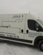 Reklamy na pojazdach sklepów Leroy Merlin.