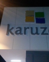 Montaż oznakowania pasażu handlowego Karuzela w Turku.