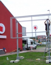 Montaż tymczasowej konstrukcji pod baner w Szczecinie. 