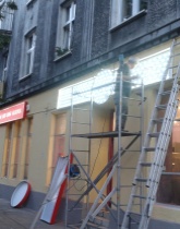 Montaż reklamy sklepu Małpka.