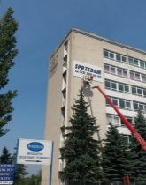 Montaż reklamy wielkoformatowej na wysokości w Kaliszu.