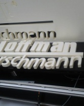 Logotyp firmy wycięty ze styroduru.