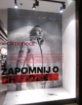 Montaż grafik w witrynach sklepowych.