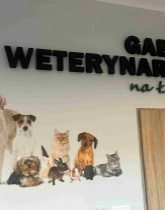 Tablica pvc frezowana cnc z wydrukiem, litery z malowanego styroduru, wycięte ploterem termicznym cnc.